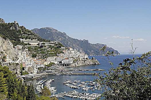 意大利,阿马尔菲海岸,阿马尔菲,小,城镇,高,白房子,栖息,斜坡,山,正面,深蓝色,海洋,码头,前景