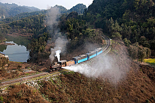 行驶在四川乐山市犍为县嘉阳小火车亮水沱间的小火车