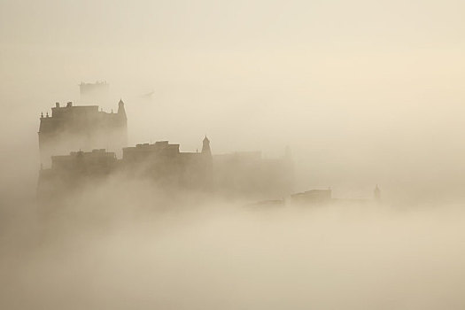 平流雾环绕百米高楼,美轮美奂宛如天空之城