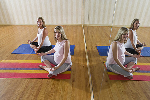 肖像,两个,孕妇,练习,瑜珈,一起,健身室