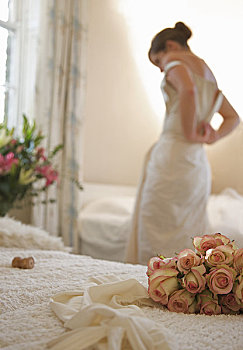 特写,花束,玫瑰,新娘,手套,躺着,床,脱衣服