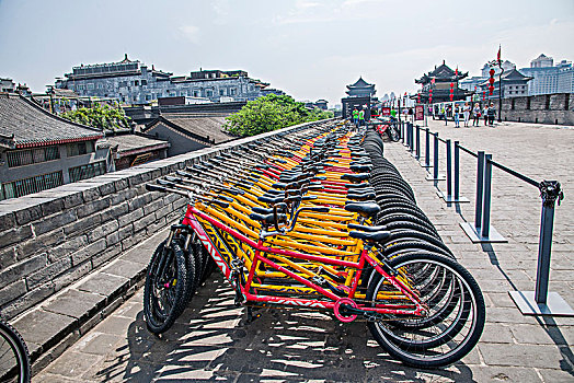 陕西省西安古城楼上的共享单车