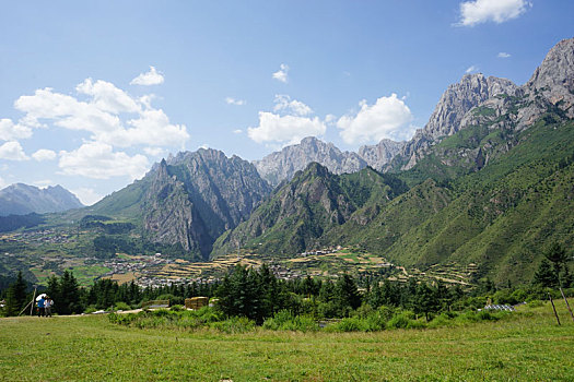 草坡山峰美景-甘肃迭部县扎尕那山景区