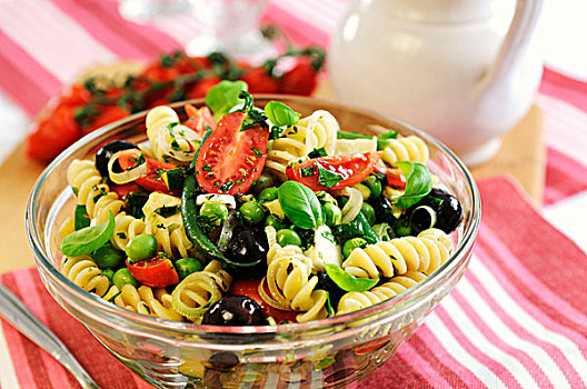 碗,意大利面,沙拉,绿色,豆,豌豆,西红柿,橄榄,洋葱