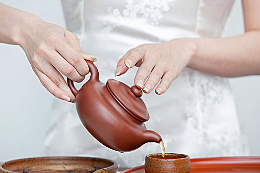 一個東方女性茶藝師做茶藝