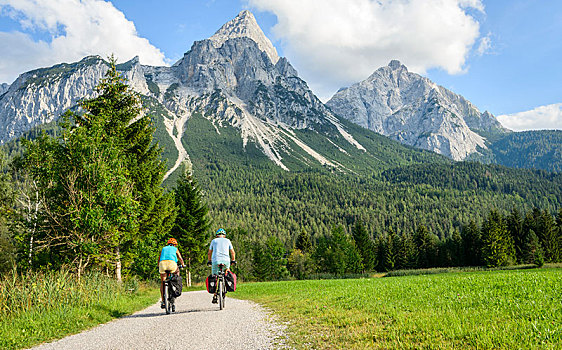 两个,山地车手,自行车道,高山,穿过,背影,山景,提洛尔,阿尔卑斯山,靠近,埃尔瓦尔德,奥地利,欧洲