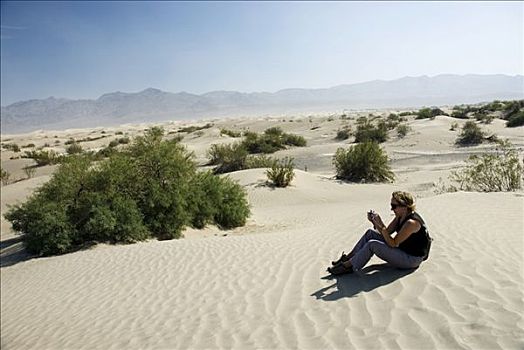坐,女人,死谷,莫哈维沙漠,加利福尼亚,美国