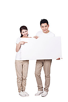 一个青年男人和一个青年女人拿着白色纸板