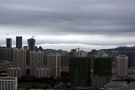 山东省日照市,云绕卧龙山犹如人间仙境,气象部门发布暴雨蓝色预警提醒市民加强防范