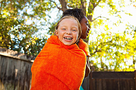两个女孩,橙色,毛巾,花园