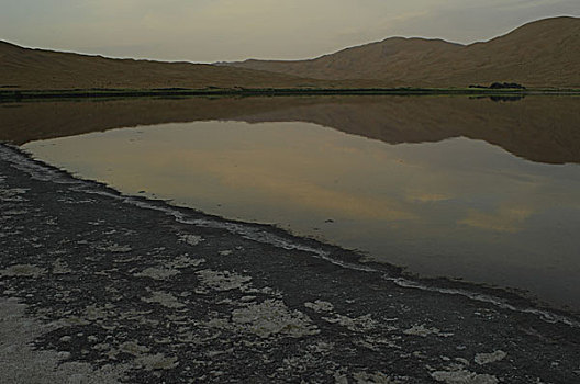 甘肃巴丹吉林沙漠l中的巴格吉林盐水湖