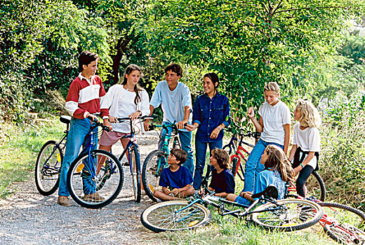 一群孩子,青少年,自行车