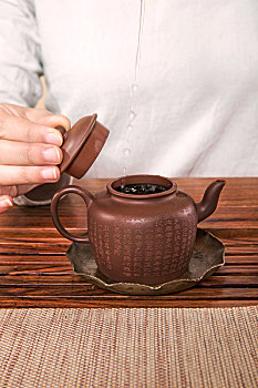 女茶艺师在沏茶