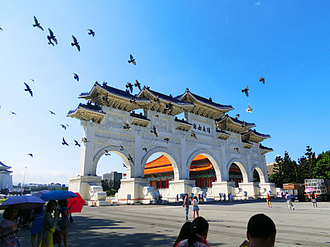 台湾自由广场牌坊的和平鸽
