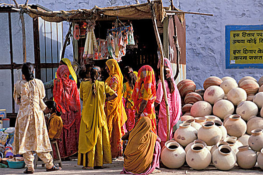 女人,穿,彩色,纱丽服,小,店,石制品,罐,靠近,拉纳普尔,拉贾斯坦邦,印度,亚洲