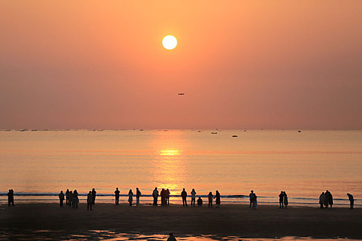 山东省日照市,清晨五点多的海滩人头攒动,游客早起观赏海上日出