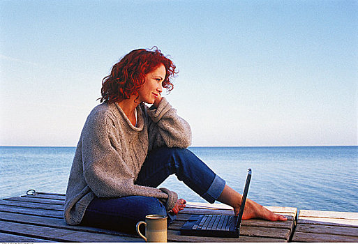 坐,女人,码头,笔记本电脑