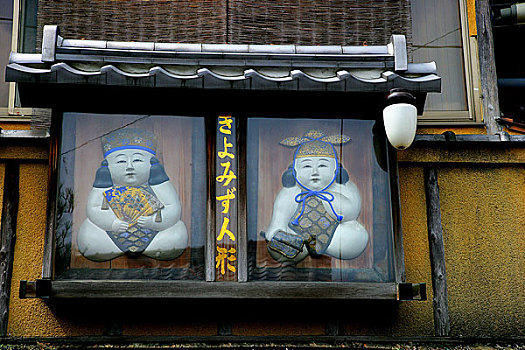 世界文化遗产－－日本的清水寺内的童男童女吉祥物