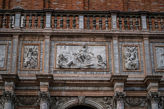 意大利威尼斯老城文艺复兴风格建筑与雕像