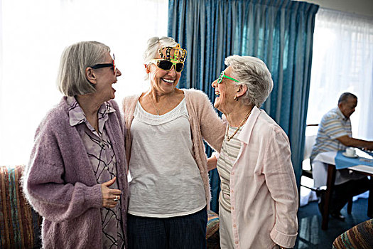 老年妇女,朋友,穿,新奇,玻璃,交谈,养老院