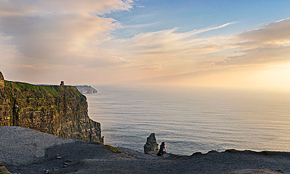 莫赫悬崖,芒斯特,省,爱尔兰,女人,看,日落,坐,石头
