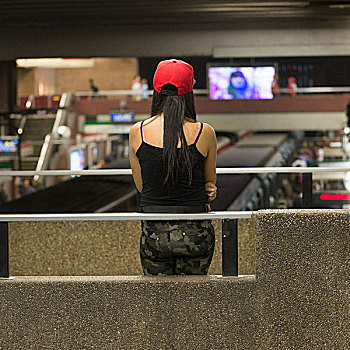 后视图,女人,站立,圣地亚哥,地铁站,城市,区域,智利