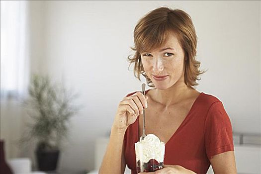 女人,吃,圣代冰淇淋