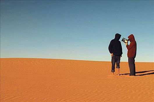后视图,两个人,站立,沙漠,家用摄像机,湖,犹他,美国