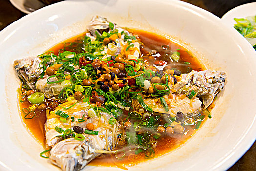 台湾着名的海鲜餐厅,在台北的餐厅蒸海鱼,是一道必备的晚餐菜肴,口感清新细腻