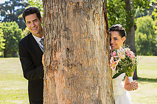 高兴,新婚夫妇,后面,树干,公园