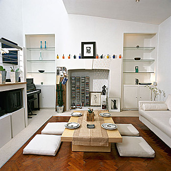 现代,空旷,低,木桌,地面,垫子,白色,沙发,壁炉架,玻璃,架子