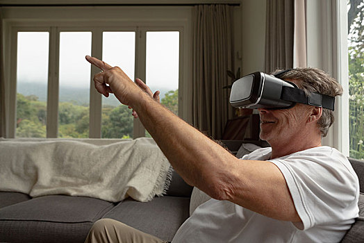 活力老人,男人,虚拟现实,耳机,沙发,舒适,家