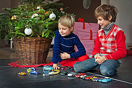 两个男孩,玩,圣诞礼物