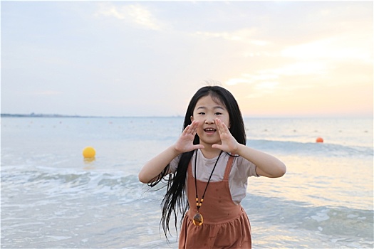 山东省日照市：清晨里的海滩人头攒动，游客赏日出踏浪戏水迎接美好的一天