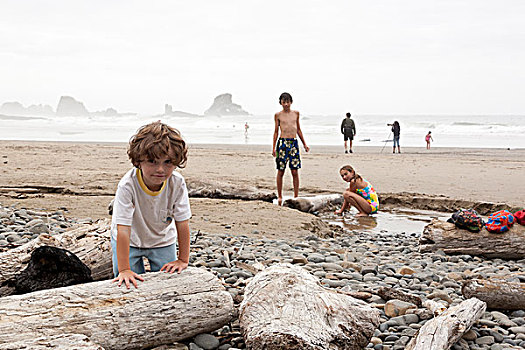 美国,俄勒冈,艾科拉州立公园,男孩,肖像,岩石,海滩