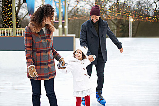 女孩,滑冰,握手,父母,仰视,微笑
