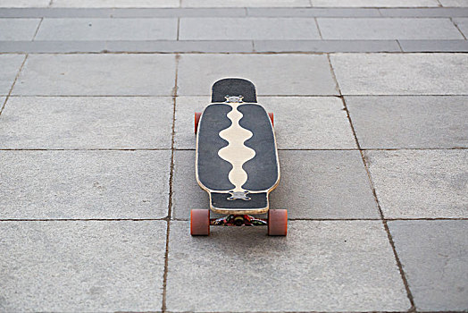 一个滑板