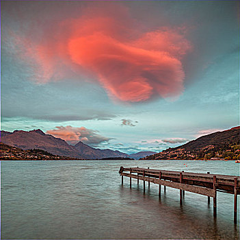 壮观,透镜状,云,照亮,上升,朝日,瓦卡蒂普湖,皇后镇,奥塔哥,新西兰,大洋洲
