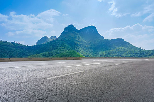 高速公路和天空远山