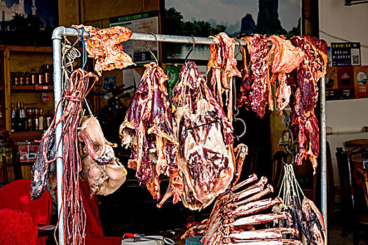 云南保山,腾冲市街头人们晒腊肉年味儿渐浓