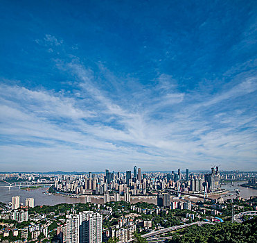 2019年重庆市南岸区南山一棵观景平台上俯瞰重庆渝中区