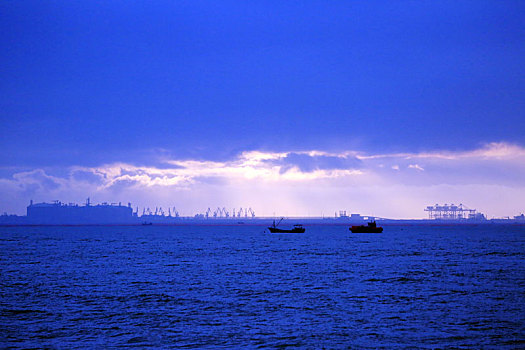 山东省日照市,清晨6点的海边绚丽多彩,金黄色的晨光照亮天际线
