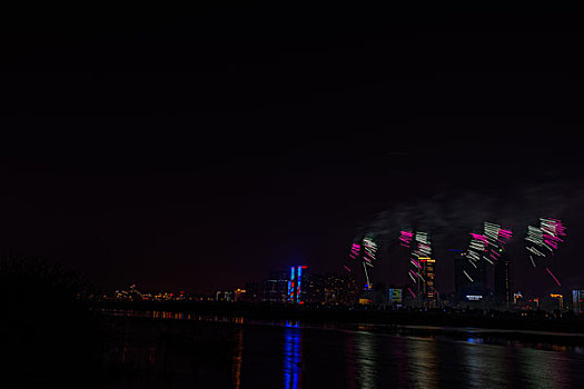 烟花,建筑群,河流,夜景,水,灯,节日