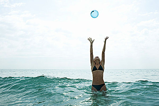 少女,海洋,抬臂,抓住,球