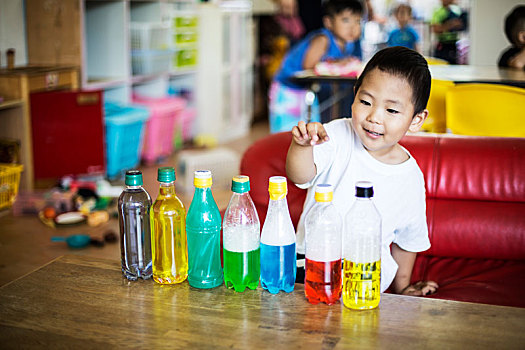 男孩,玩,选择,瓶子,彩色,液体,日本人,学龄前