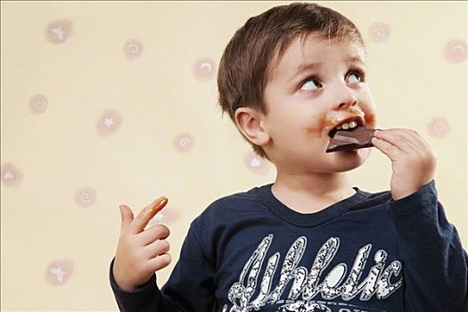 男孩,吃,巧克力块