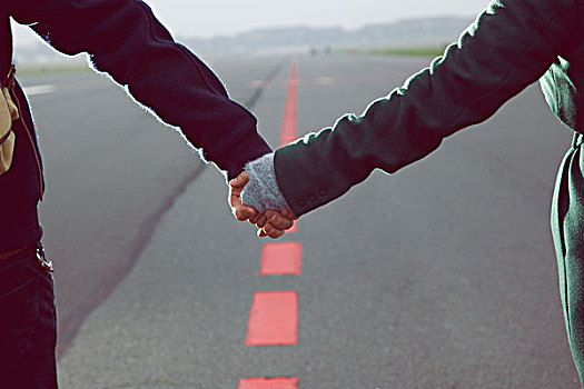 情侣,握手,机场跑道,特写