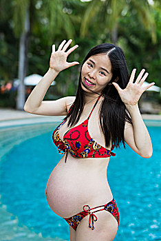 泳池边的孕妇