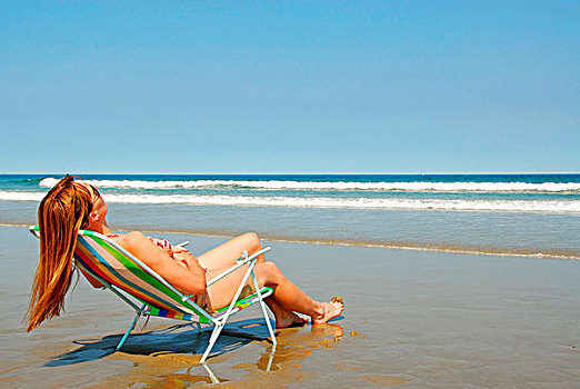 女青年,放松,沙滩椅,海洋,岸边