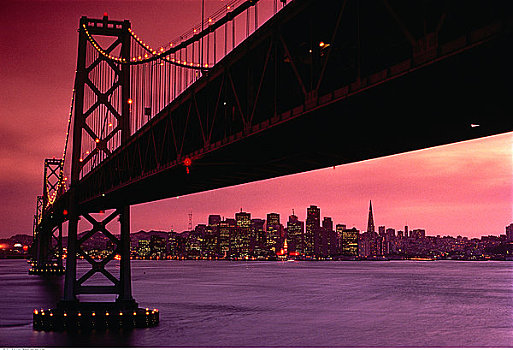 奥克兰湾大桥,天际线,日落,旧金山,加利福尼亚,美国